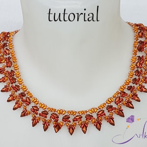 Könnte beinhalten: Eine Perlenkette mit geometrischem Muster in Orange- und Brauntönen. Die Kette ist aus kleinen Perlen gefertigt und hat eine spitze, dreieckige Form.