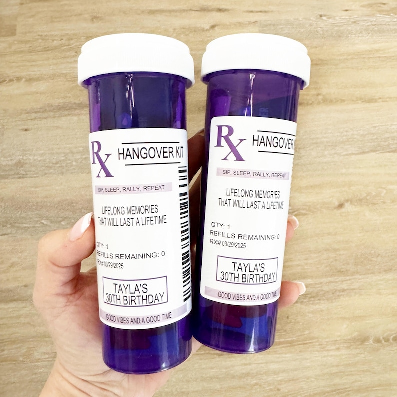 Może przedstawiać: Dwa fioletowe butelki po lekach z białymi zakrętkami, z napisem "Hangover Kit". Etykiety głoszą "Lifelong Memories That Will Last a Lifetime" i "30. urodziny Tayli".