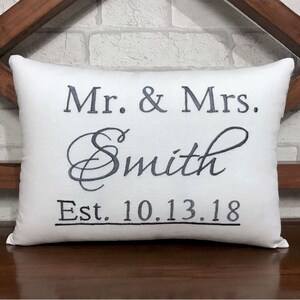 Mr and Mrs Paar Name und Datum Kissen, Hochzeitsgeschenk, Jubiläum Geschenk, Geburtstagsgeschenk, Jungvermählten Verlobung Geschenk, Brautdusche Geschenk.