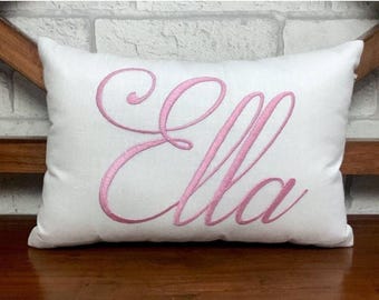 Almohada bordada con nombre personalizado al 50%.
