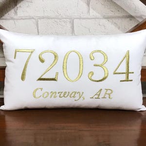 Personlig kudde med postnummer | Monogramkudde | Studentrumsdekor | Monogrampresent | Broderad kudde | Heminredning | Juldekoration.