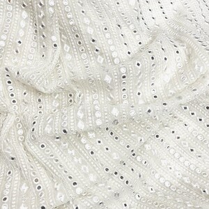 Tissu Georgette brodé blanc pour robe de mariée, broderie dorée, tissu Lehenga, tissu Dupatta teintable au mètre