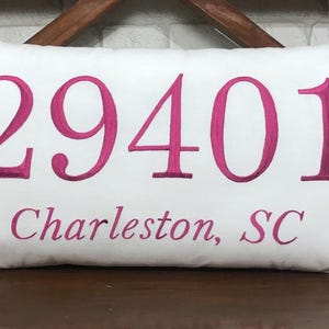 Personalisiertes Postleitzahl Kissen | Monogramm Kissen | Wohnheim Dekor | Monogrammiert Geschenk | Gesticktes Kissen | Wohnkultur | Weihnachtsdekor.