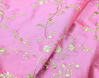 Rosa guld broderat tyg Bröllopsinspiration Zari broderidesign Trådbroderi Guldtyg Hautecouture Tyg på metervara