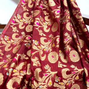 Tela de brocado Banarasi, tela de brocado jacquard de color granate y dorado, brocado floral, tela de brocado para vestido de boda indio, cortada a medida/metro