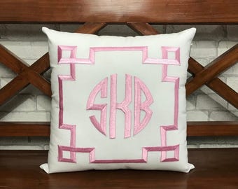 Cojín con monograma bordado personalizado, decoración para dormitorios, regalo para ella, decoración de habitación estilo preppy, triple inicial, regalos de Navidad, muy popular ahora mismo.