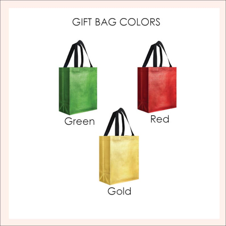 Op de afbeelding: Drie cadeauzakken in verschillende kleuren: groen, rood en goud. De tassen hebben zwarte handvatten en zijn gemaakt van een textuurdoek.