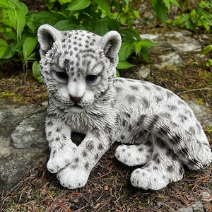 Snow Leopard Statue 