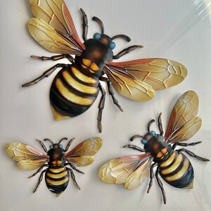 Metal Honey Bee Set of 3 Wall Plaques Signs Home Garden Decor Wall Hanging Fence Bee Lovers Largest one is 14 in. x 10 in. /Yard Decoration