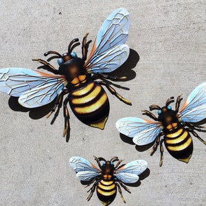 Metal Honey Bee Set of 3 Wall Plaques Signs Home Garden Decor Wall Hanging Fence Bee Lovers Largest one is 14 in. x 10 in. /Yard Decoration