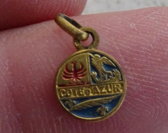 Vintage verguld (GEMARKEERD) geëmailleerd reisschildje, herinneringsbedeltje, toeristenbedeltje, wapenschild, bedel souvenir Côte d'Azur. U 25