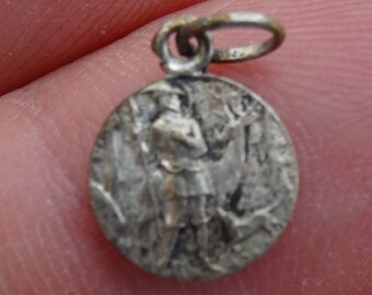Religious antique silver plated catholic medal pendant charm medallion of Saint Hubert and the deer. (  A 33 )