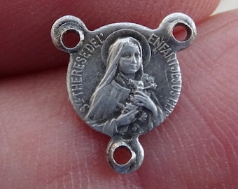 Religieuze antieke Franse katholieke verzilverde rozenkrans in het midden van de medaille-verbindingsstuk van de heilige Theresia van Lisieux. (F 25)