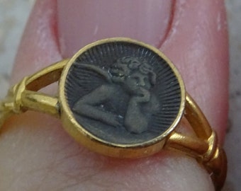 Anillo religioso antiguo chapado en oro vermeil (MARCADO) Joyería católica francesa de un ángel de la guarda querubín. (C. 10)