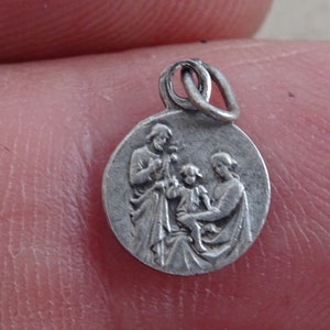 Tiny religieuze katholieke verzilverde medaille hanger charme medaillon van Heilige Familie Saint Joseph Holy Mary Child Jesus. ( Vraag 26 )