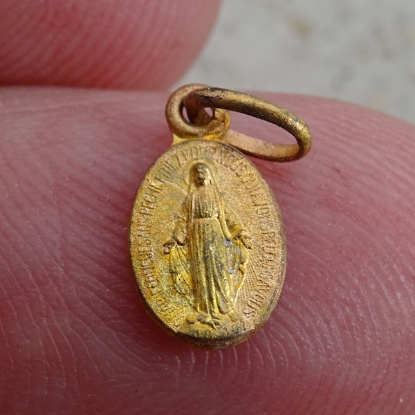 Religious antique French vermeil gold plated medallion pendant Miraculous medal of Immaculate Conception of Holy Virgin Mary. ( 28 K ) TM