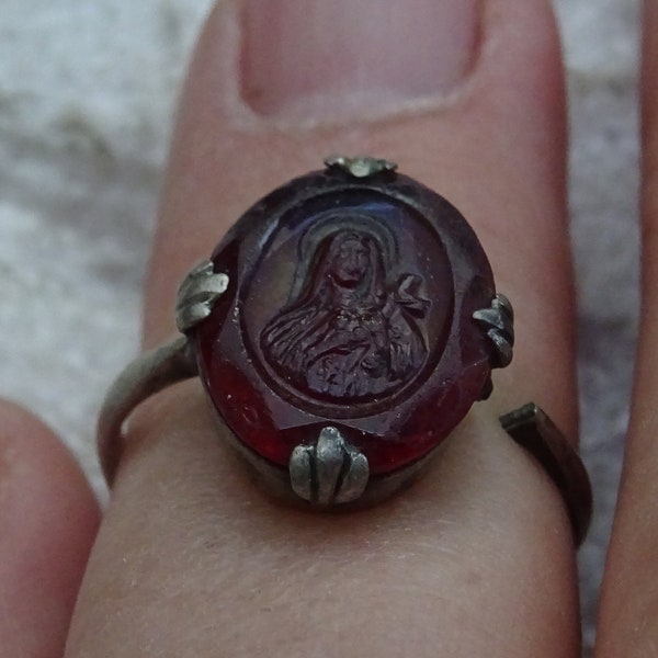 Religious silver French catholic ring Jewelry with red stone with picture of Saint Therese of Lisieux.  ( 7 Z )