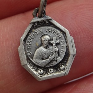 Religieus antiek Frans verzilverd katholieke medaille hanger medaillon Heilige charme van Sint Franciscus Xavier.  (A17a)