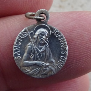 Pendentif religieux antique français médaille de Saint Jean-Baptiste en plaqué argent, médaillon Sanctus Joannes, saint patron de l'amour. ( L 8 )