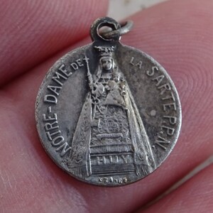Religieuze Franse verzilverde katholieke medaille hanger Heilige charme medaillon van de Heilige Maagd Maria de la Sarte. O 6.