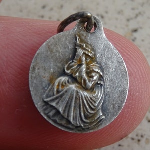 Medalla colgante antigua francesa bañada en plata Medalla de amuleto de la Santísima Virgen María recuerdo de la Salette. (P 7)