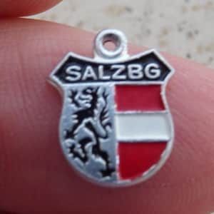 Vintage silvered  enameled travel shield charm, memory charm tourist charm, Coat of Arms, charm bedel souvenir Salzburg. B 31