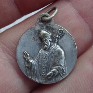 Religious antique silver ( MARKED ) catholic medal pendant charm medallion of Saint Livinus. ( 14 Q )