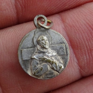 Religieuze antieke Franse verzilverde katholieke medaille hanger medaillon Heilige charme van Sint Franciscus en Sint Antonius.  (8 A)