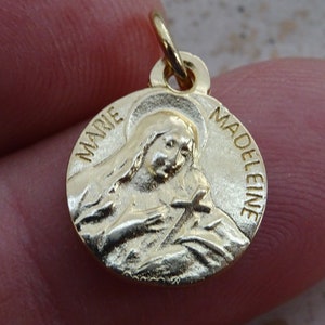 Religious French catholic gold plated medal pendant Holy charm medallion of Saint Marie Madeleine. ( G 12 )