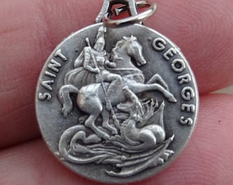 Médaille de Saint Georges en Argent massif 925 design antique Saint George medal, 925 sterling silver antique design - France Médaille de Saint Georges en Argent massif 925 design antique Saint George medal, 925 sterling silver antique design - France