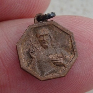 Religious antique French vermeil gold plated medal pendant medaillon charm medallion of Holy Jesus Christ. ( 4 L )