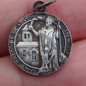 Religiöse antike versilberte Medaille Anhänger Charm Medaillon des Heiligen Gregoire Gregory de Tours und der Heiligen Jungfrau Maria von Marsat. ( Q 4 )
