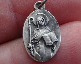 Religiöse antike versilberte Französisch katholische Medaille Anhänger Heilige Charme Medaillon von Saint Odile.  ( 13 )