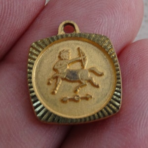 Vintage vermeil gold plated Zodiac constellation medal medaillon pendant charm medallion sign of Sagittarius. boogschutter D 12