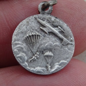 Religious catholic silver plated medal pendant medaillon charm medallion of Saint Michael Saint Michel Archangel and a paratrooper. (28 A)