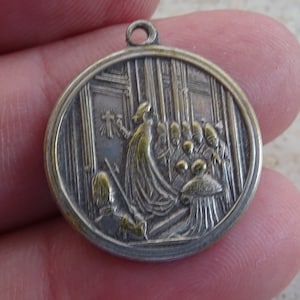 Religious silver-plated Vatican catholic medallion pendant Holy charm medal of Pope Pius XII papa Pio XII.  ( C 2 )