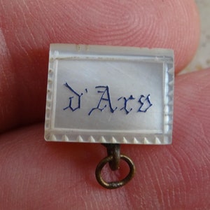 Antiquité religieuse catholique française en nacre, pendentif médaille breloque médaillon Saint Jean Vianney Curé d'Ars. Un 14