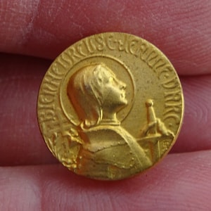 Religious antique French gold plated catholic pin plaque token medal pendant of Saint Joan of Arc  Jeanne d&#39;Arc with sword.  ( Z 15 a )