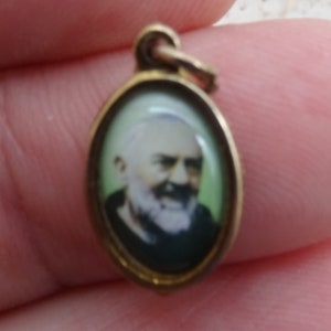 Religious vermeil catholic medal pendant cross crucifix Holy charm medallion Father Padre Saint Pio and his Stimata. ( L 35 )