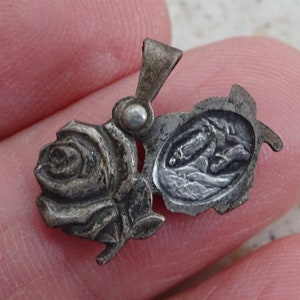 Religiosa antigua plata plateado slider católico medallón medallón colgante medalla de santa Virgen María recuerdo de Lourdes. ( A 7 )