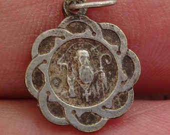 Religieus antiek katholieke verzilverde medaille hanger medaillon Heilige charme van Sint-Benedictus. ( katholieke medaille voor uitdrijving tegen het kwaad) ( V 2 )