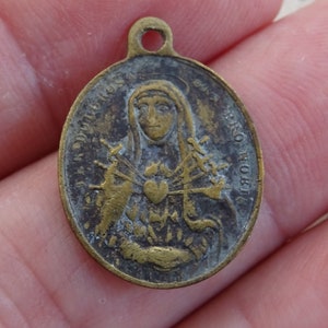 Religioso antiguo francés católico medalla de cobre colgante medallón encanto Santa María Dama de los Dolores y la crucificación de Cristo Santo. (18a)