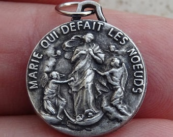 Medalla católica vintage plateada, colgante religioso. Medallón sagrado de la Santísima Virgen María que desata los nudos. (G 6)