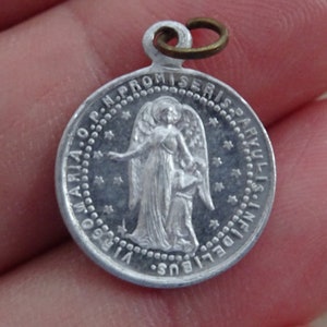 Religiöse antike französische katholische Medaille Anhänger Medaillon Charme Medaillon des Heiligen Michael Erzengel und Heiliger Jesus Christus. ( C 8 )