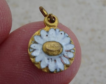 Religieuze Franse vermeil geëmailleerde katholieke medaillehanger medaillonbedel van de Heilige Maagd Maria en de heilige Bernadette met een bloem. D 17