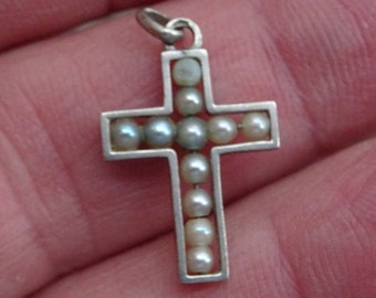 Religiöses französisches katholisches Silber ( GEMARKT ) Kruzifix Anhänger Kreuz mit Perlmutt Perlen. ( 1 BB )