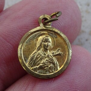 Religious French vermeil gold plated catholic medal pendant medaillon Holy charm medallion of Saint Therese of Lisieux. ( 21 V )