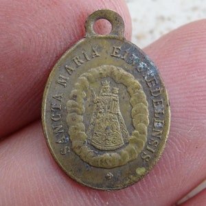 Medalla colgante de cobre católica suiza antigua religiosa Medallón de encanto sagrado Medallón de la Santísima Virgen María de Maria Einsiedeln. ( Q 17 )