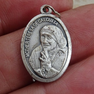 Religious medal pendant medaillon medallion charm of Mother Teresa, now Saint Teresa of Calcutta. ( G 4 )