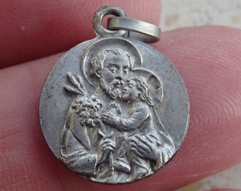 Religious French silver plated catholic medal pendant Holy charm medallion of Saint Joseph.  ( Z 18 )